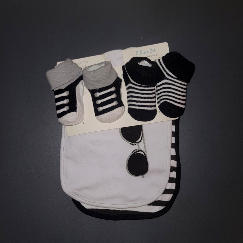 NWT Bib set [Sunglasses 🕶️]Little Treasure Baby Bib & Sock Set - Black & White